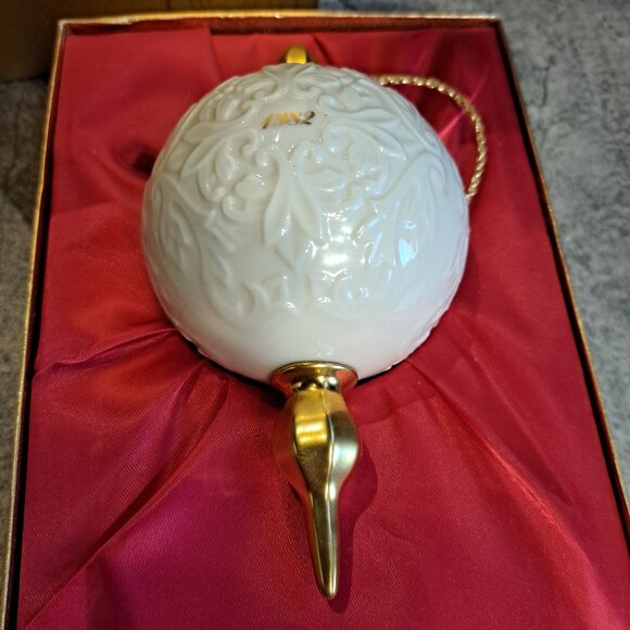 Vintage Lenox China 1982 Annual Porcelain 24K Gold Trimmed Christmas Ornament - Picture 3 of 7